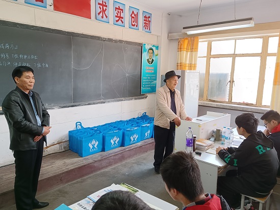 校长给同学们发放实训用品